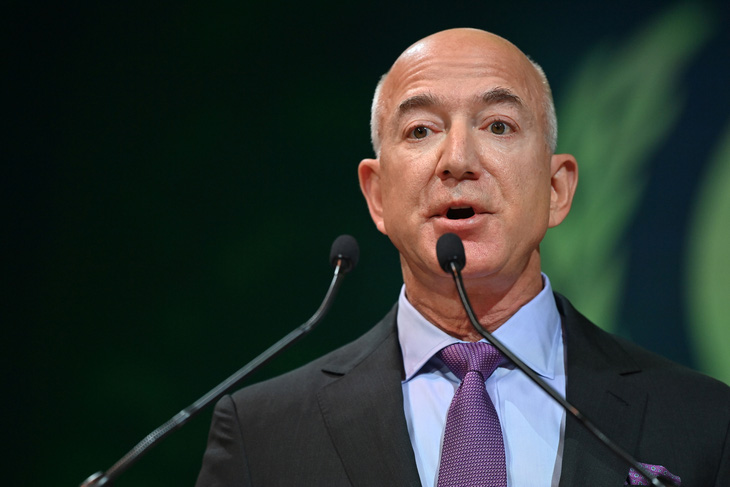 Tỉ phú Jeff Bezos bán 2 tỉ USD cổ phiếu Amazon để chi cho lương thực và khí hậu - Ảnh 1.