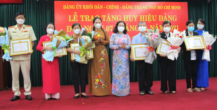 Phó bí thư Thành ủy Nguyễn Thị Lệ trao huy hiệu cho đảng viên lão thành - Ảnh 2.
