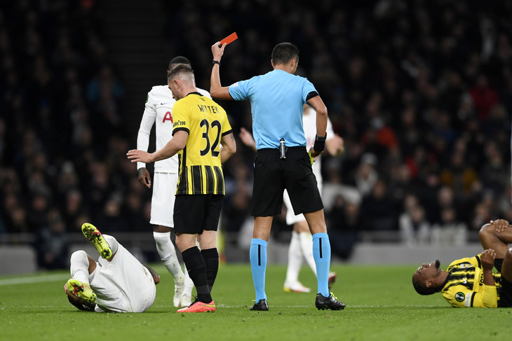 Tottenham thắng nghẹt thở trong ngày HLV Antonio Conte ra mắt - Ảnh 4.