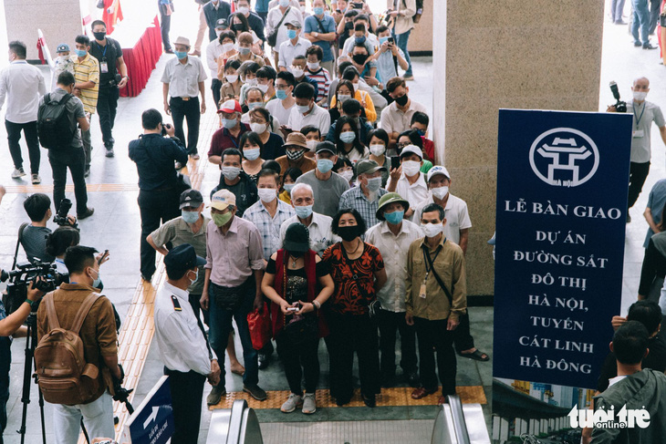 Ngày đầu đi tàu điện Cát Linh - Hà Đông miễn phí, người dân xếp hàng chờ trải nghiệm - Ảnh 8.