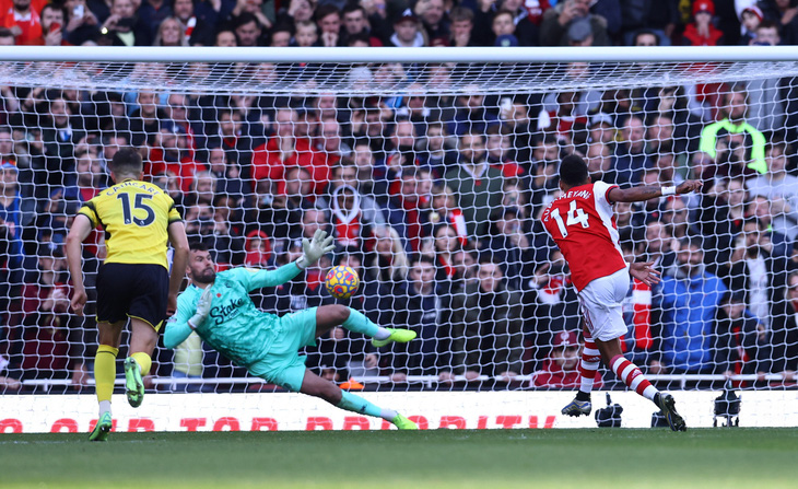 Aubameyang đá hỏng penalty, Arsenal chật vật đá bại Watford - Ảnh 1.