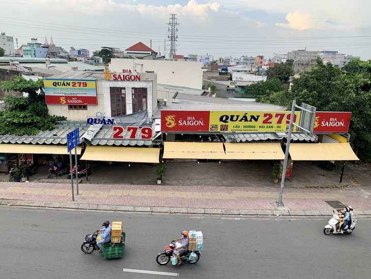 Hàng quán TP.HCM bán cầm chừng, bữa được bữa mất - Ảnh 2.