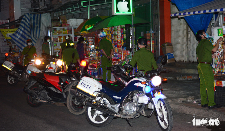 Công an Phan Thiết tuần tra, kiểm soát để người dân không ra khỏi nhà vào giờ cấm - Ảnh 4.