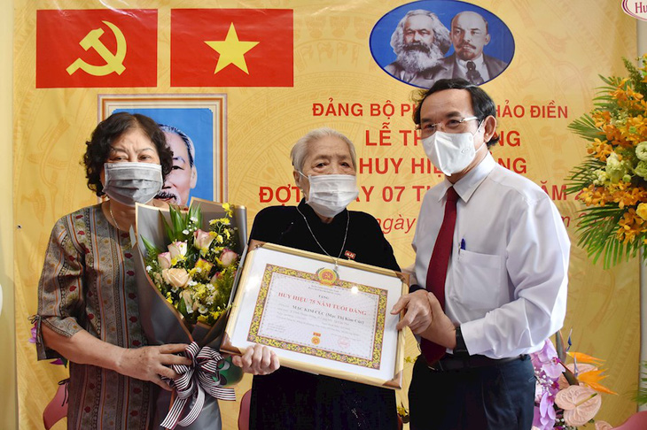 Bí thư Nguyễn Văn Nên đến nhà trao Huy hiệu 75 năm tuổi Đảng cho hai đảng viên - Ảnh 2.