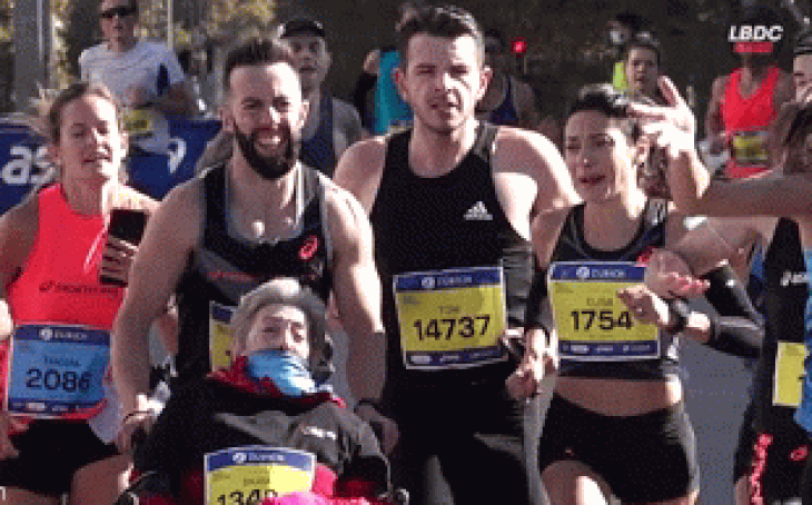 Đi vào sách Guinness thế giới khi đẩy mẹ ngồi xe lăn chạy marathon