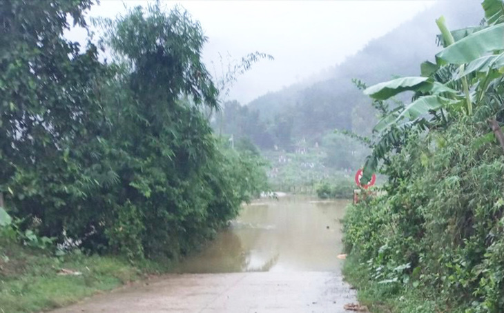 Quảng Nam mưa lớn, đường ngập nước, sạt lở miền núi - Ảnh 6.