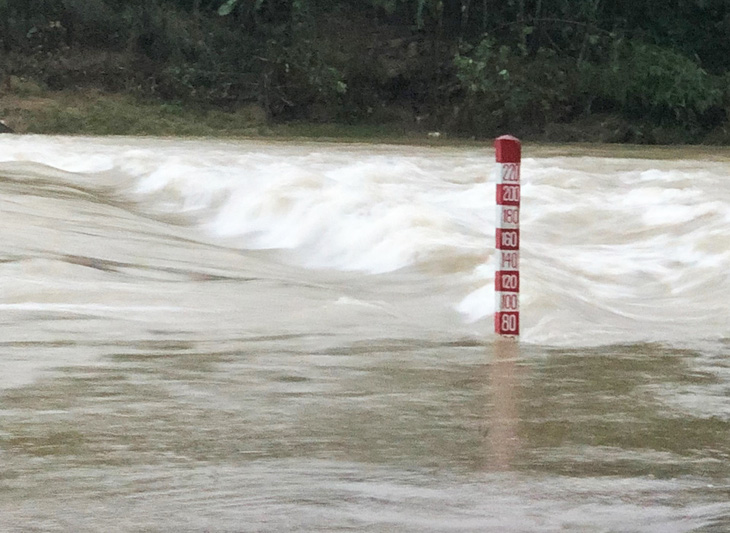 Quảng Nam mưa lớn, đường ngập nước, sạt lở miền núi - Ảnh 1.