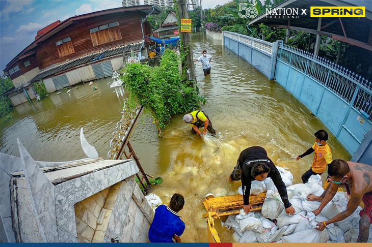 Thống đốc Bangkok xin lỗi dân vì ngập nặng do triều cường - Ảnh 3.