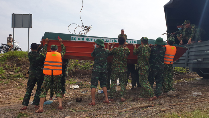 Cứu nhiều người kẹt lũ giữa sông Đà Rằng - Ảnh 4.