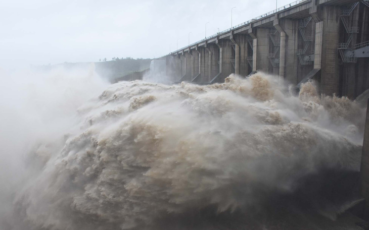Lũ lớn "quá nhanh, quá nguy hiểm" ở miền Trung do thủy điện xả lũ