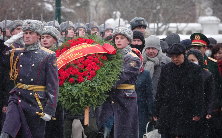 Chủ tịch nước Nguyễn Xuân Phúc đặt vòng hoa tại Đài tưởng niệm liệt sĩ vô danh và lăng Lenin