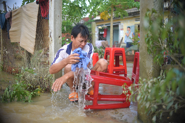 Nước rút, bùn đất ngổn ngang, người dân vùng rốn lũ Bình Định tất bật dọn nhà - Ảnh 4.