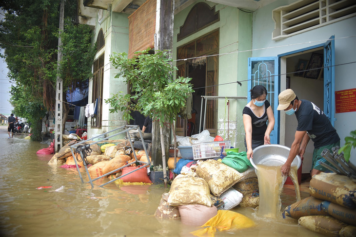 Nước rút, bùn đất ngổn ngang, người dân vùng rốn lũ Bình Định tất bật dọn nhà - Ảnh 6.