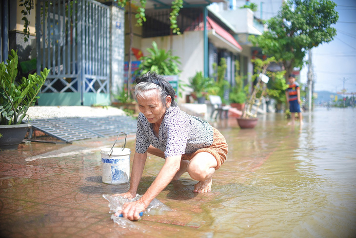 Nước rút, bùn đất ngổn ngang, người dân vùng rốn lũ Bình Định tất bật dọn nhà - Ảnh 10.