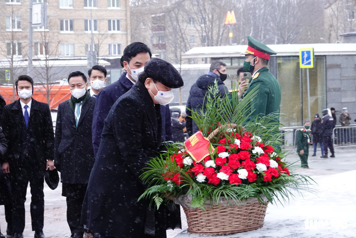 Chủ tịch nước viếng tượng đài Chủ tịch Hồ Chí Minh tại Matxcơva trong mưa tuyết - Ảnh 2.
