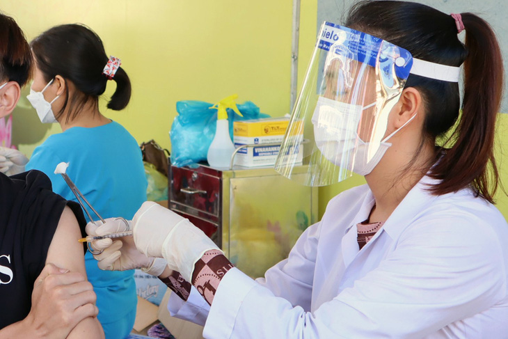 Vụ bé trai 12 tuổi ở Bình Phước tử vong sau tiêm vắc xin: Do sốc phản vệ độ 4 - Ảnh 1.