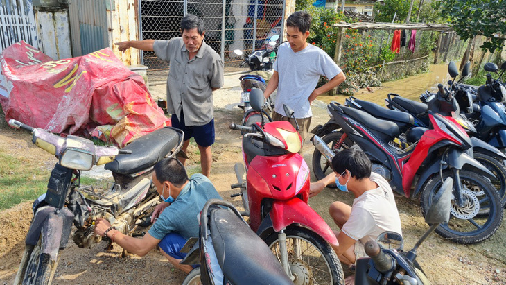 Nước rút, bùn đất ngổn ngang, người dân vùng rốn lũ Bình Định tất bật dọn nhà - Ảnh 5.