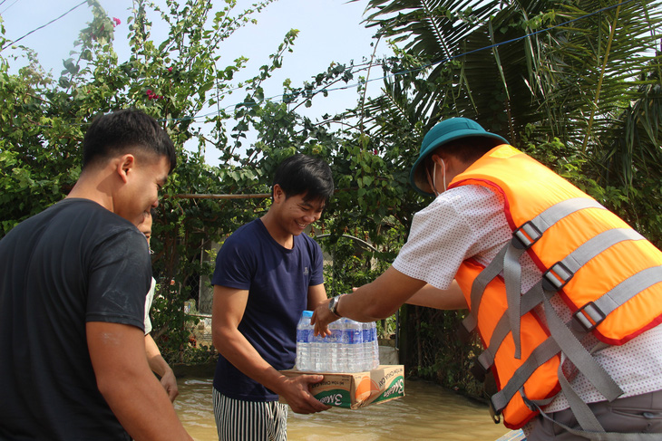 Nước rút, bùn đất ngổn ngang, người dân vùng rốn lũ Bình Định tất bật dọn nhà - Ảnh 11.