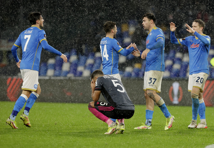Đang đầu bảng, Leicester bị đá văng khỏi Europa League - Ảnh 1.