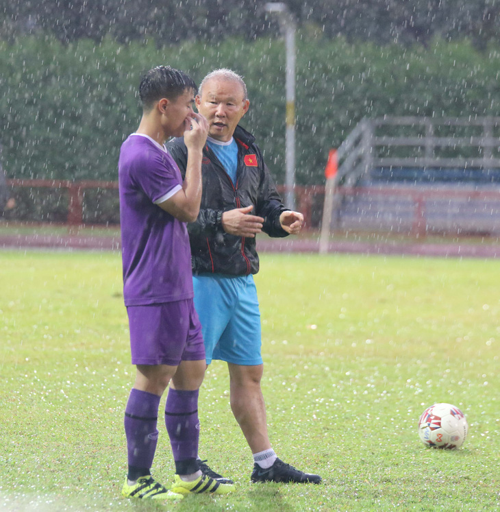 Tuyển Việt Nam dầm mưa tập luyện sẵn sàng cho trận Malaysia - Ảnh 3.