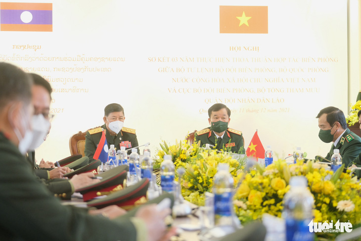 Lãnh đạo cấp cao quân đội Việt - Lào gặp nhau tại cửa khẩu Lao Bảo, nhấn mạnh hợp tác chống tội phạm - Ảnh 3.