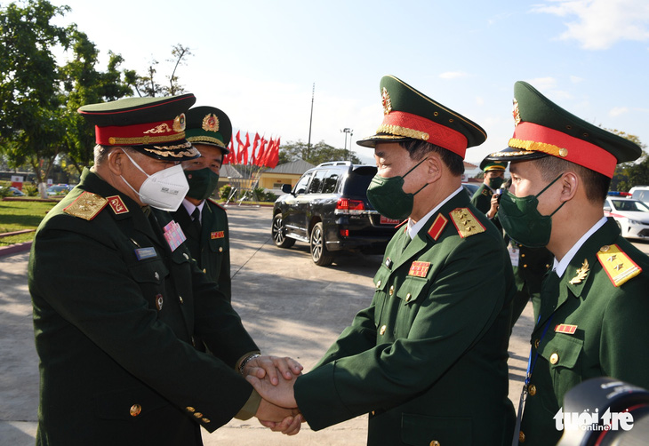 Lãnh đạo cấp cao quân đội Việt - Lào gặp nhau tại cửa khẩu Lao Bảo, nhấn mạnh hợp tác chống tội phạm - Ảnh 1.