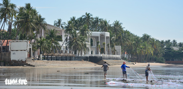 Resort xây dựng chui ở Phan Thiết đập bỏ phần lấn biển - Ảnh 1.