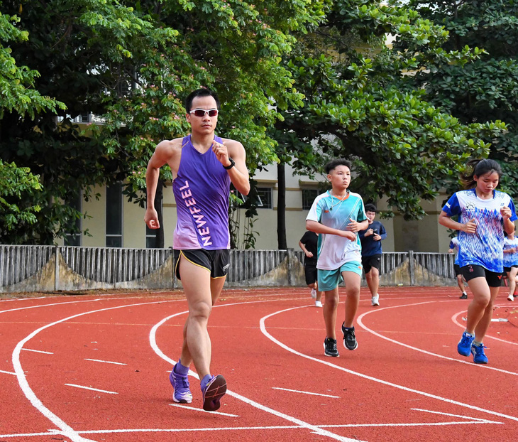 Nguyễn Thành Ngưng phá kỷ lục đi bộ 20km do chính anh xác lập - Ảnh 1.