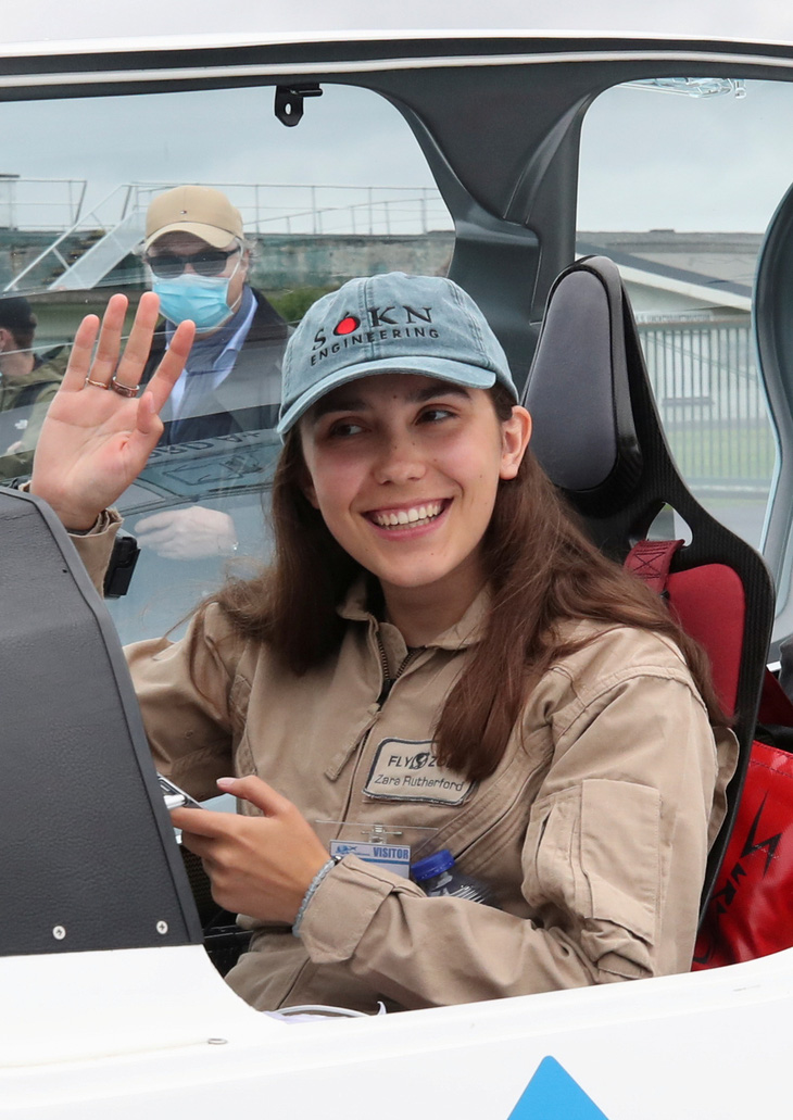 Cô gái 19 tuổi làm phi công bay vòng quanh thế giới - Ảnh 2.