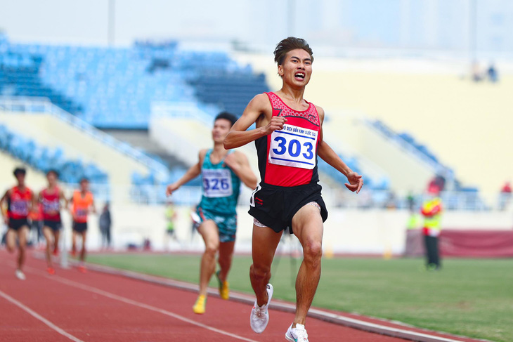 Lê Tiến Long xô đổ nhà vô địch SEA Games Đỗ Quốc Luật - Ảnh 1.