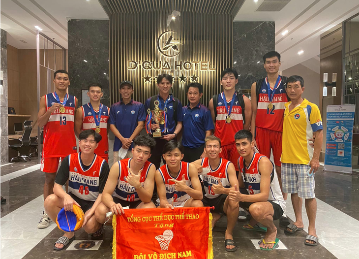 Cái kết đẹp cho tuyển thủ Phú Vinh ở giải U23 cuối cùng - Ảnh 2.