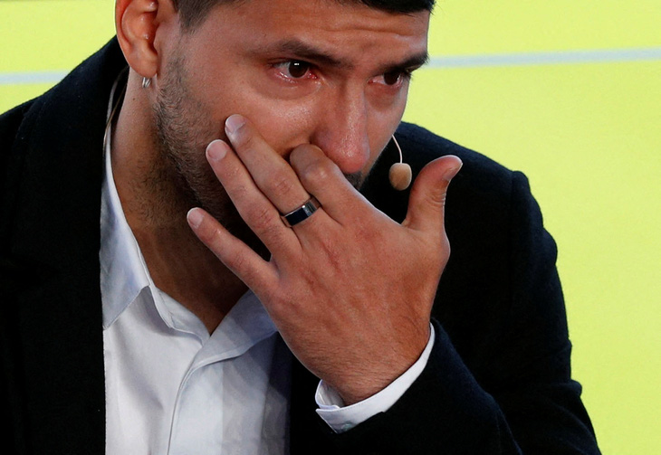 Tiền đạo Aguero rớm nước mắt khi thông báo giải nghệ vì bệnh tim - Ảnh 1.