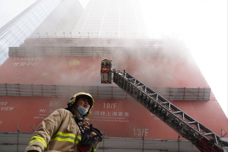 Trung tâm Thương mại thế giới tại Hong Kong bốc cháy, hơn 150 người mắc kẹt - Ảnh 1.