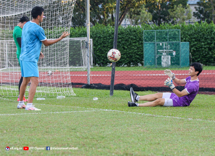 Công Phượng làm thủ môn trong buổi tập của đội tuyển Việt Nam - Ảnh 1.