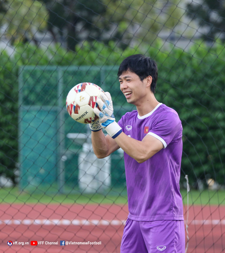 Công Phượng làm thủ môn trong buổi tập của đội tuyển Việt Nam - Ảnh 7.