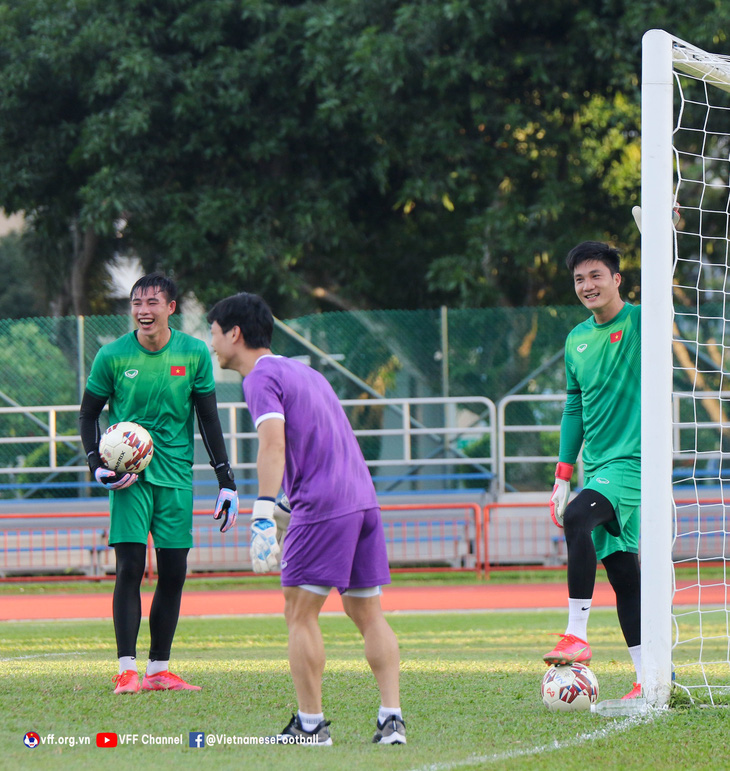 Công Phượng làm thủ môn trong buổi tập của đội tuyển Việt Nam - Ảnh 8.