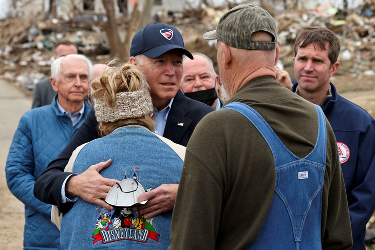 Tổng thống Biden thăm bang Kentucky sau trận lốc xoáy lịch sử - Ảnh 2.