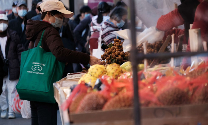 Giá hàng hóa tăng, nhiều người Mỹ thay đổi cách mua sắm thực phẩm - Ảnh 1.
