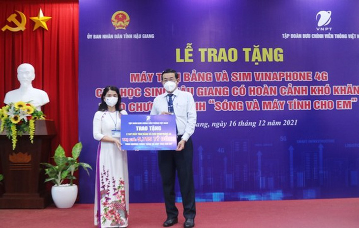 VNPT tặng 2.187 máy tính bảng và sim 4G cho học sinh Hậu Giang - Ảnh 1.