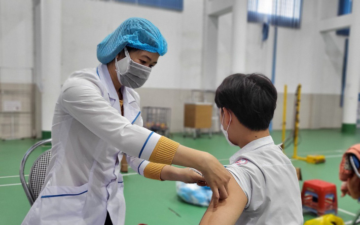 Nam sinh lớp 11 ở Quảng Nam tiêm liên tiếp hai mũi vắc xin trong một buổi