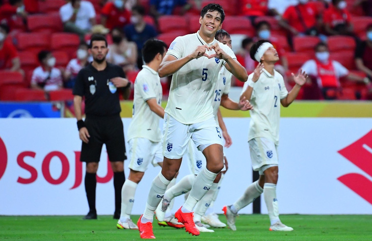 Đánh bại Singapore, Thái Lan giành ngôi đầu bảng A - Ảnh 1.