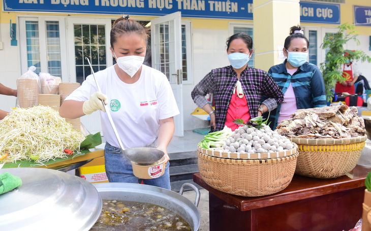 Hàng ngàn tô phở, hàng trăm suất học bổng đến với các em đảo Thiềng Liềng