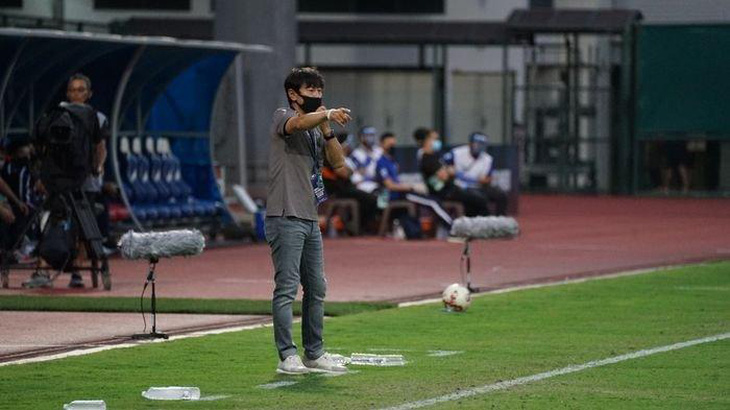 Đoán trước Malaysia mở tỉ số, HLV Shin Tae Yong sớm truyền bí kíp cho tuyển Indonesia - Ảnh 1.