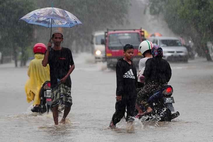 Bang giàu có nhất Malaysia bị mưa lũ nhấn chìm - Ảnh 4.