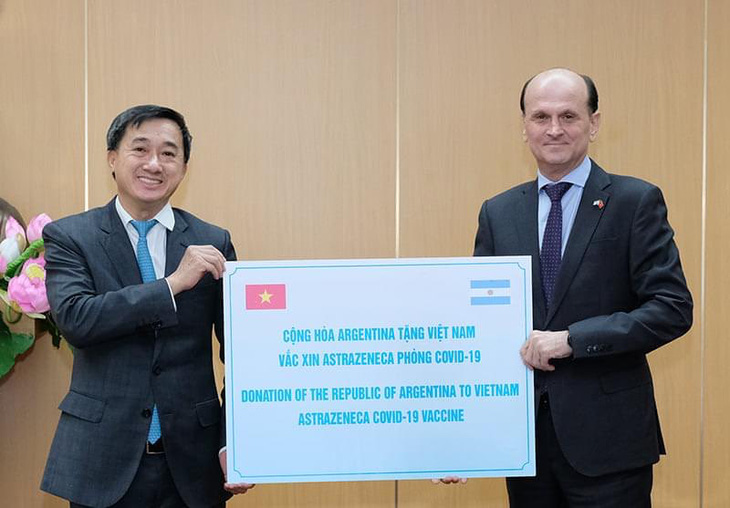 Việt Nam tiếp nhận 500.000 liều vắc xin AstraZeneca từ Chính phủ Argentina - Ảnh 1.