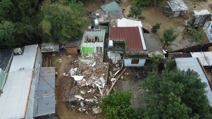 Người dân Bình Định xót xa nhìn nhà đổ sập vì ngập lụt - Ảnh 2.