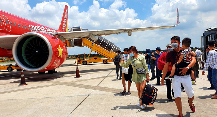 Tăng bay nội địa, giá vé giảm, chưa quyết thời điểm bay quốc tế trở lại - Ảnh 1.