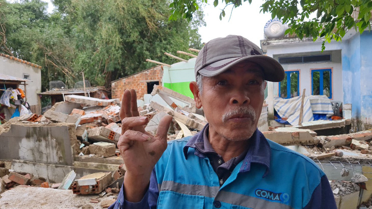 Người dân Bình Định xót xa nhìn nhà đổ sập vì ngập lụt - Ảnh 6.