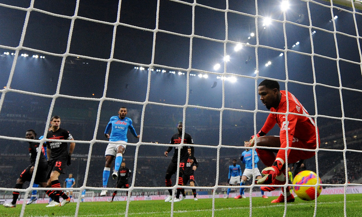 Bị VAR từ chối bàn thắng phút 90, AC Milan thua đau trước Napoli - Ảnh 2.