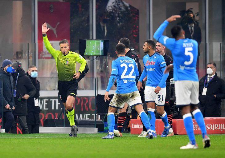 Bị VAR từ chối bàn thắng phút 90, AC Milan thua đau trước Napoli - Ảnh 1.